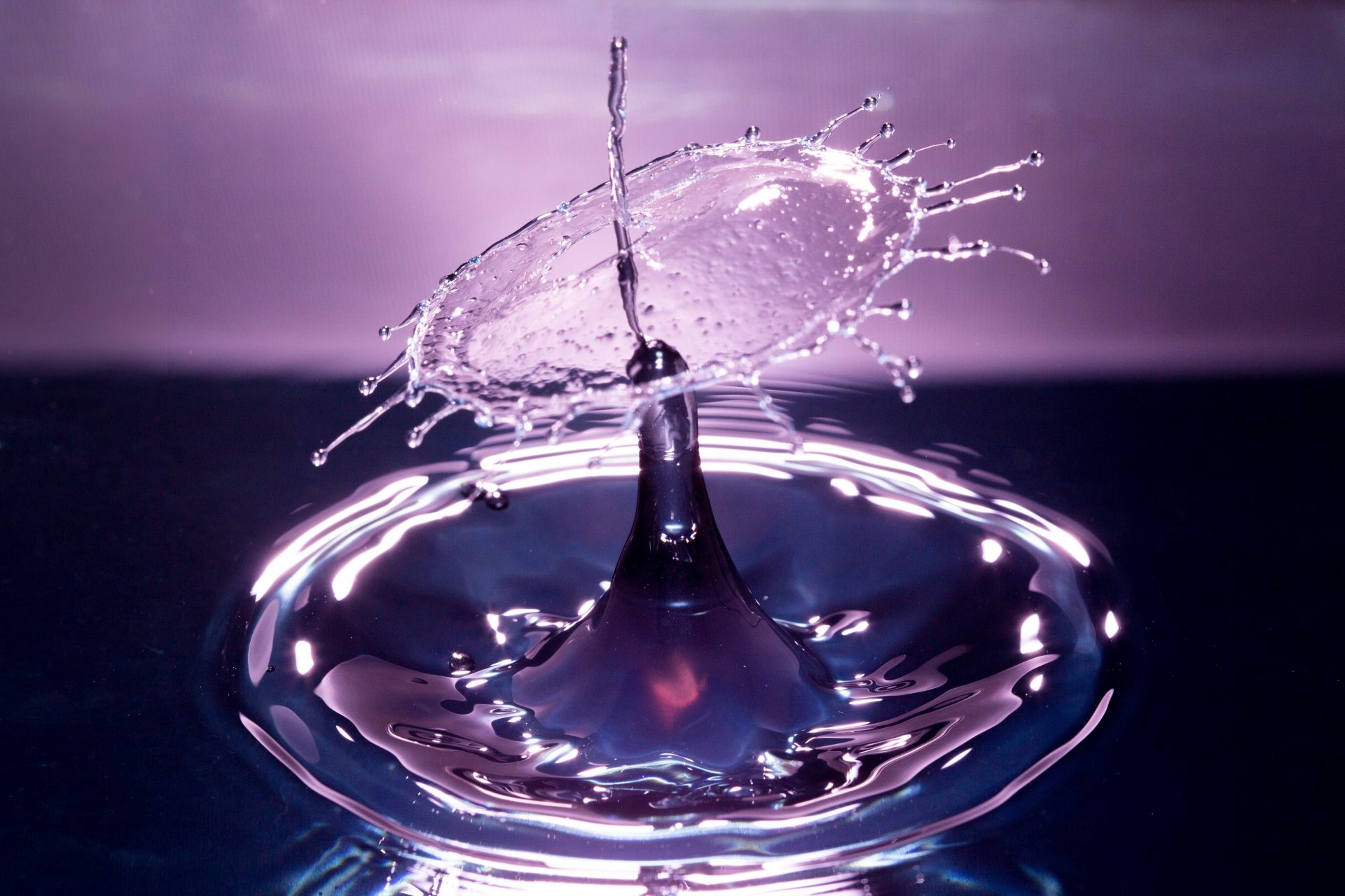 Eau calme avec reflets lumineux

